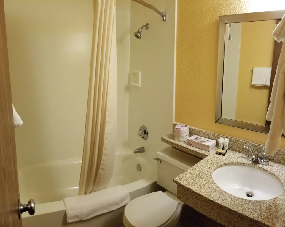 Red River Lodge & Suites