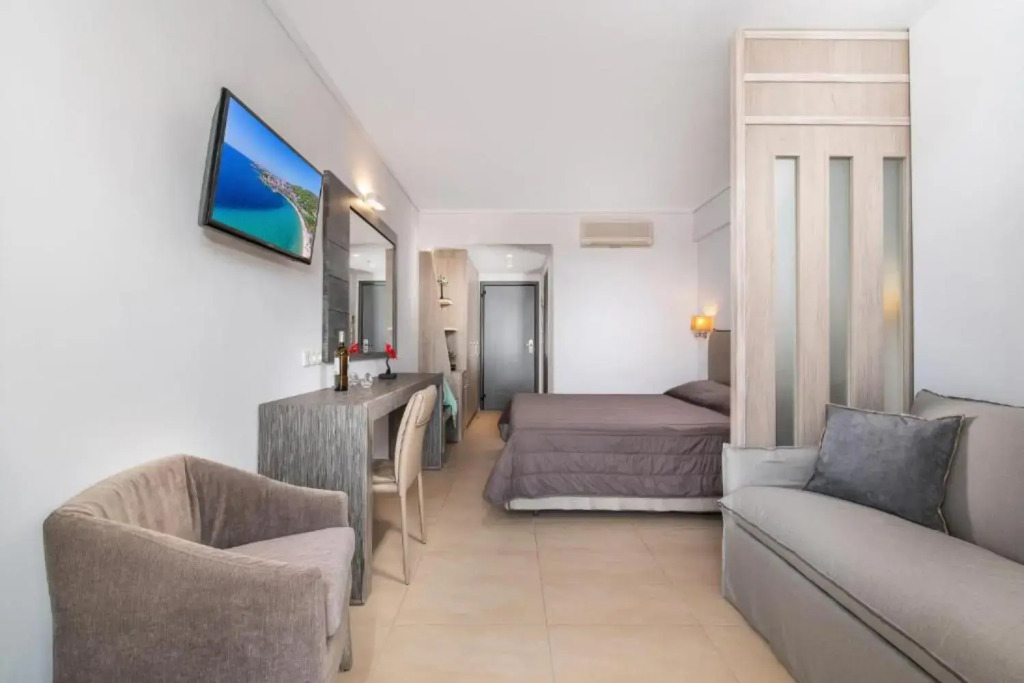 Lagomandra Beach & Suites