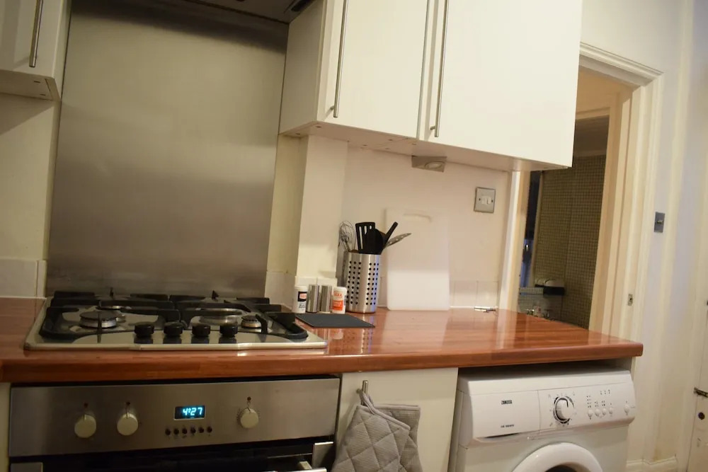 1 Bedroom Shepherds Bush Apartment