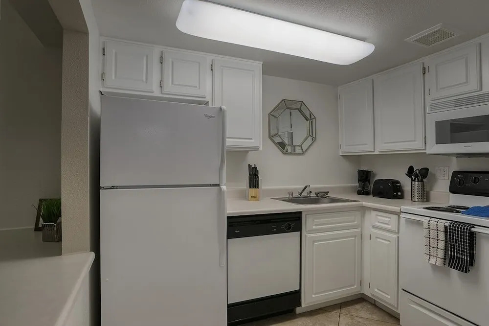 102 -Fully Furnished 1BR Suite-Prime Location! by RedAwning
