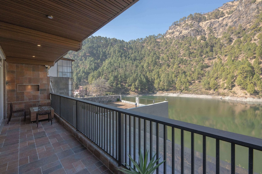 Alaya Stays Lakefront Escape 2BHK Suite