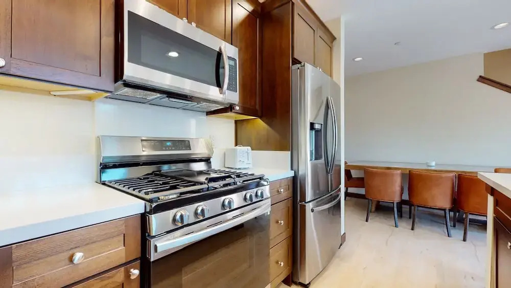 Lakeview Townhomes #5 3 Bedroom Townhouse by RedAwning