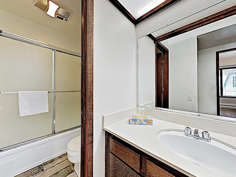 Amenity-rich W/ Hot Tub - Near Ski Area 2 Bedroom Condo