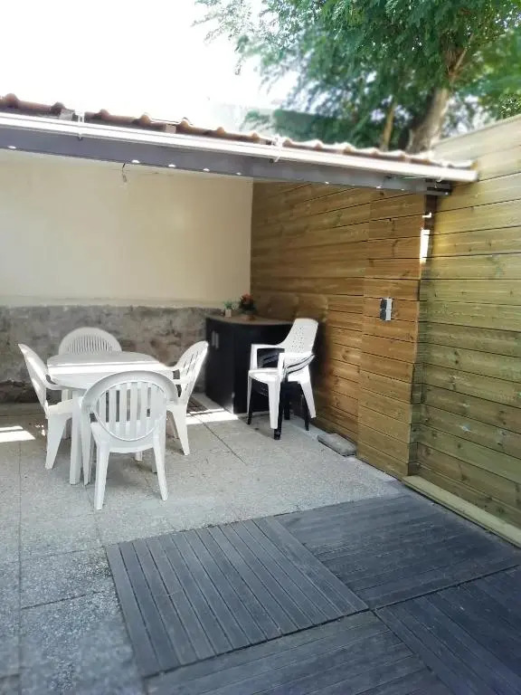 Pornichet à 50m de la mer et 800m de la gare loue un appartement RDC avec cour dans une petite copropriété opropriété
