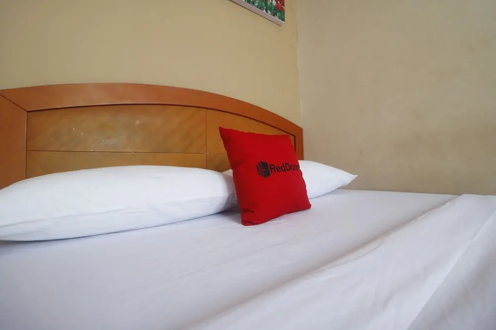 RedDoorz Plus near Gold Coast Ferry Terminal Batam