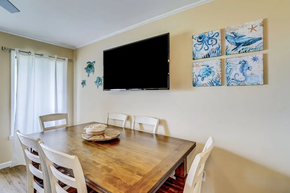New Listing! Updated Condo - 25 Yards To Beach Condo