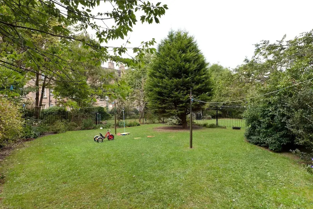 380 Mardale Crescent Apartment