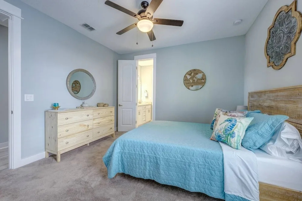 Sun-splashed Luxe Townhome - Walk to the Sand