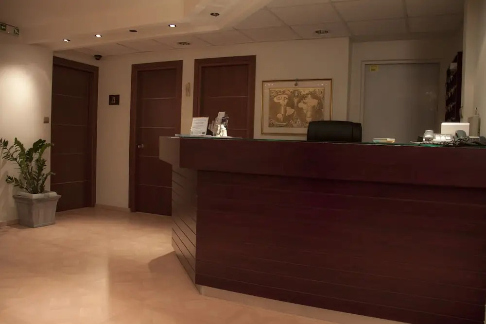 Saronis Hotel