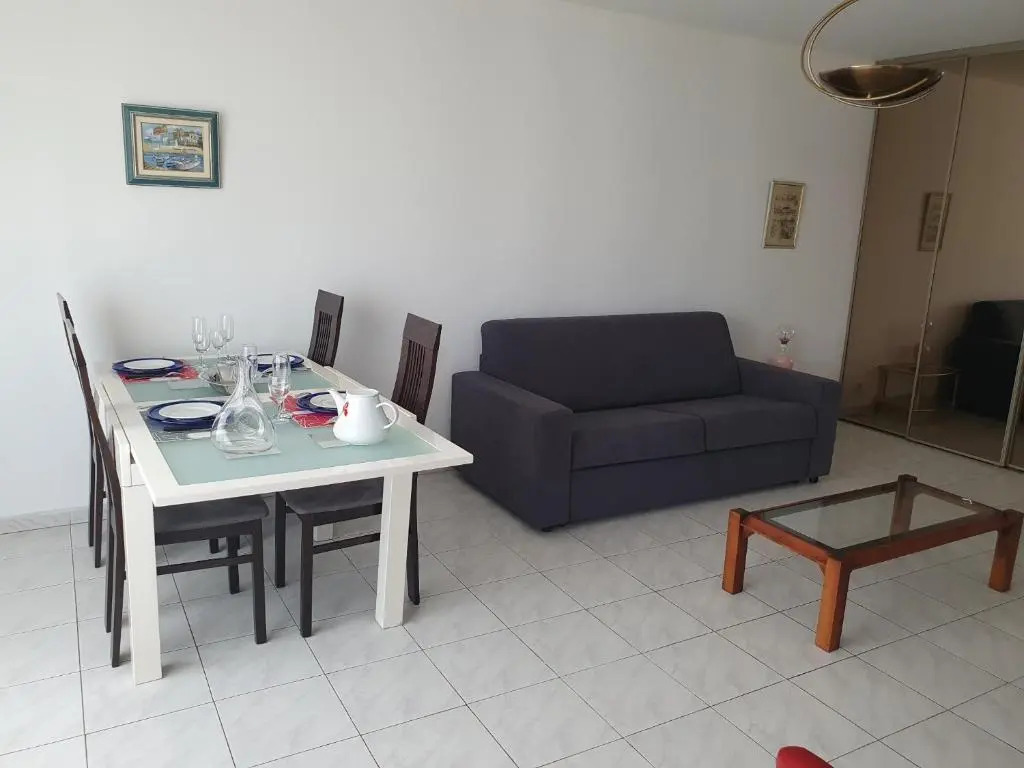 2 piece 53m2 avec terrasse 15M2 à 150metres de la plagede Juan les pins