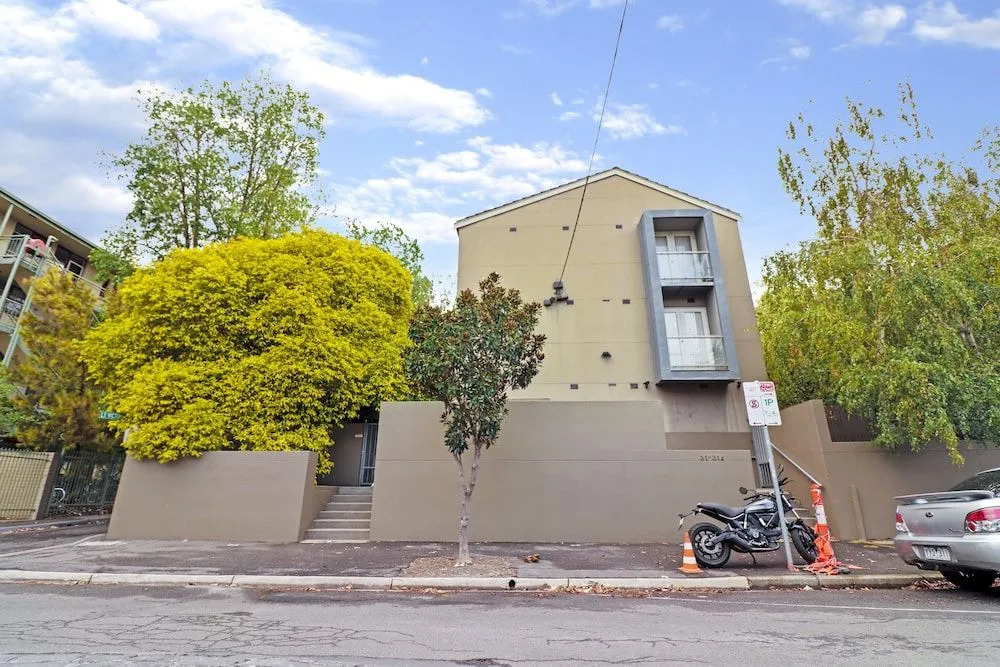 Colour Pop Fitzroy - Pets, Parking, Balcony, 3bdrm