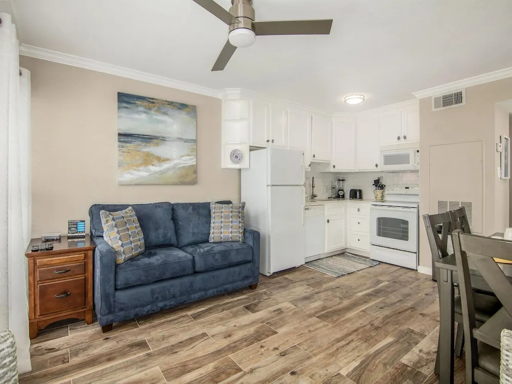 Seascape 1322 2 Bedroom Condo by RedAwning