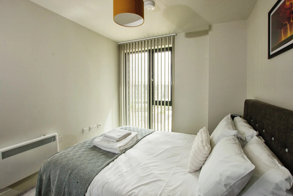 Sleek 6-Guest Apt at St  Martin s  Bham