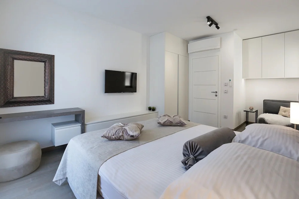 Shell Luxury Residences with Pool and Whirlpool