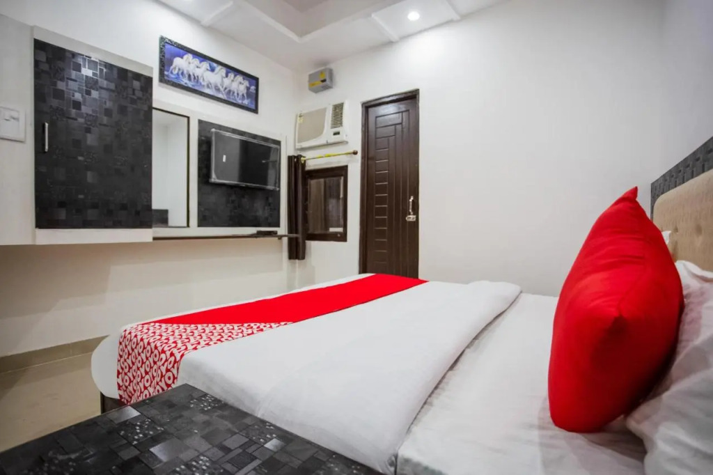 Capital O 42035 Hotel Raj Ganga