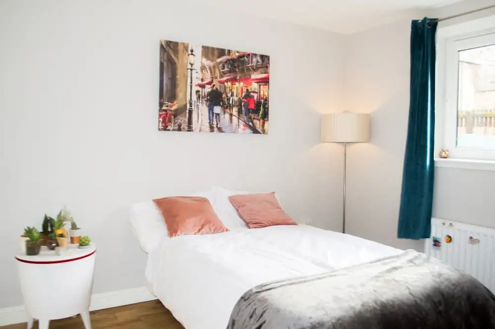 2 Bedroom Apartment in Edinburgh With Private Garden