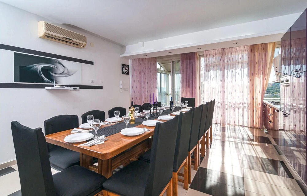Six-Bedroom Holiday Home In Zrnovnica