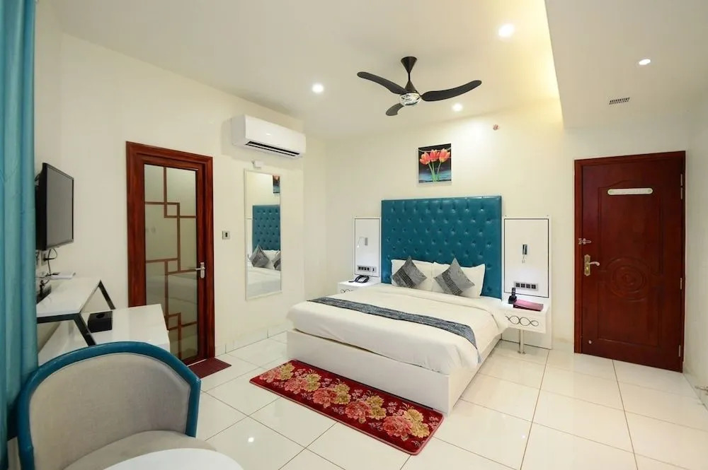 Hotel Golden Manor-City Center Bani Park