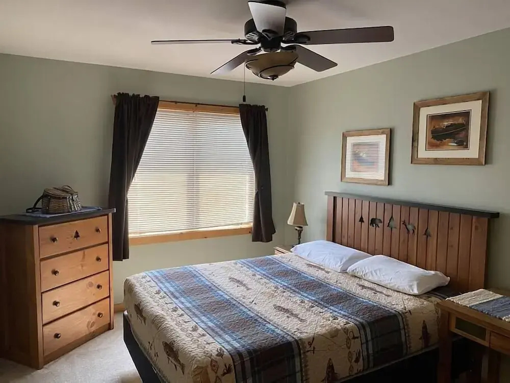 Minocqua Lake Condo B7- 2 Story Rustic Town Home