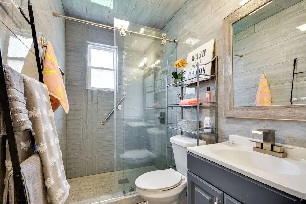 Walk Downtown: Inviting Apartment in Greensboro!