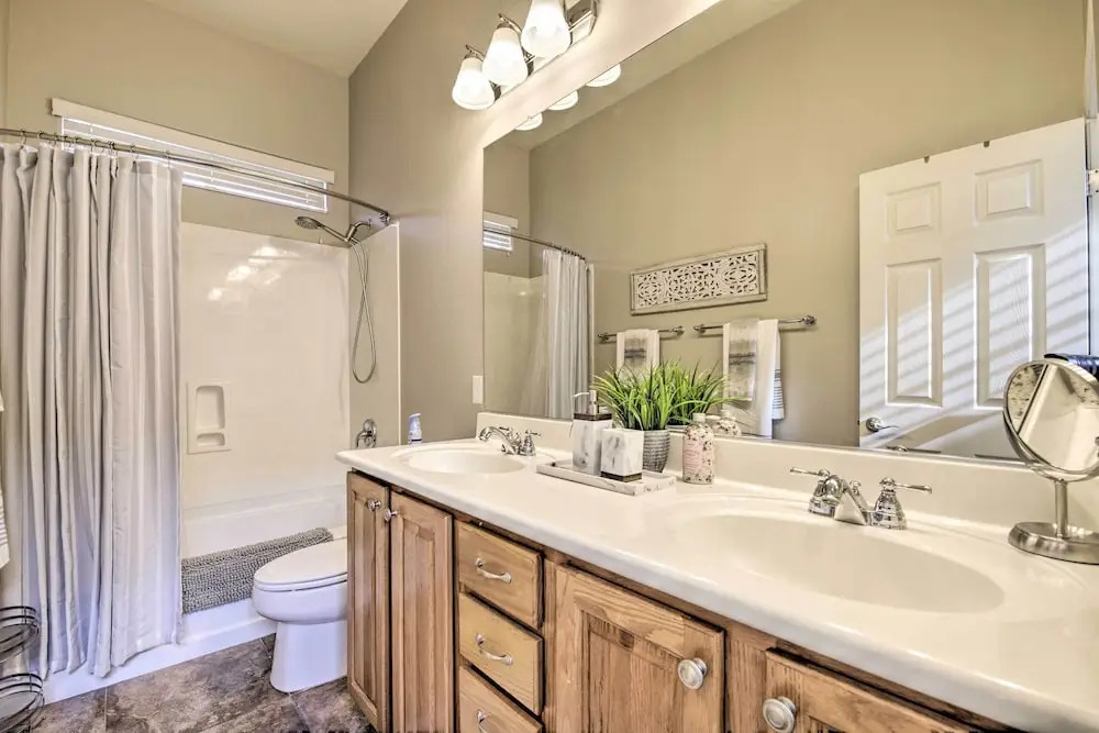Game Room & Pool: Stylish Goodyear Home!