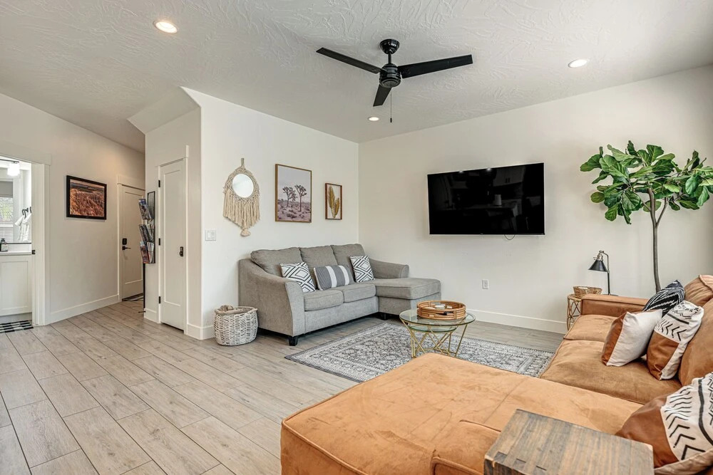Pool Access, Private Hot Tub: Sleek Washington Gem