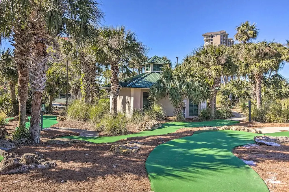 Studio w/ Pool Access - Walk to Miramar Beach!