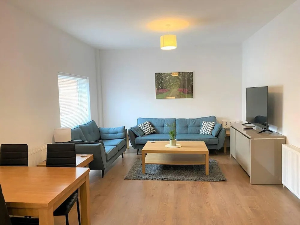 Luxury 2 bed Apartment Golden Triangle w Parking