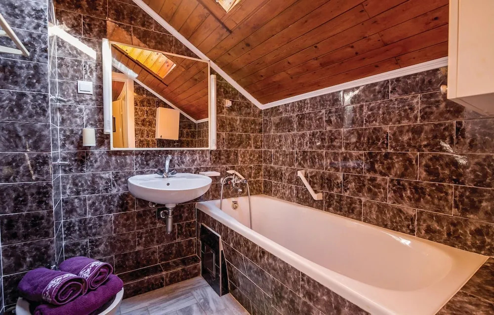 Stunning Home In Njivice With Wifi