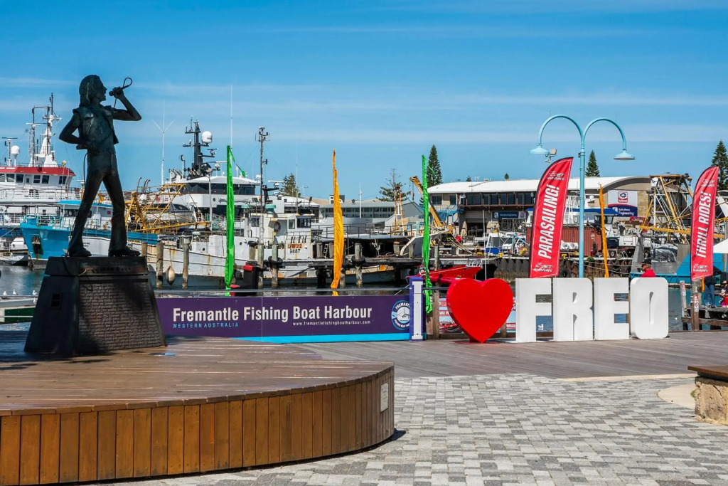 Apartment 201 - Fremantle studio apartment with ocean and harbour views