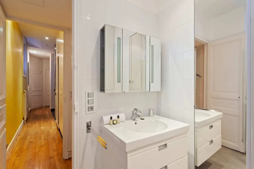 Beautiful Lavish Apartment for 6 in Paris VII by Guestready