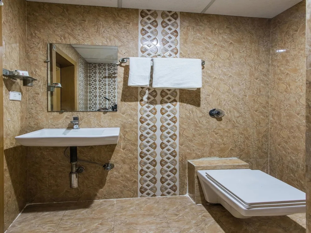 OYO 13531 Hotel Sundaram Palace