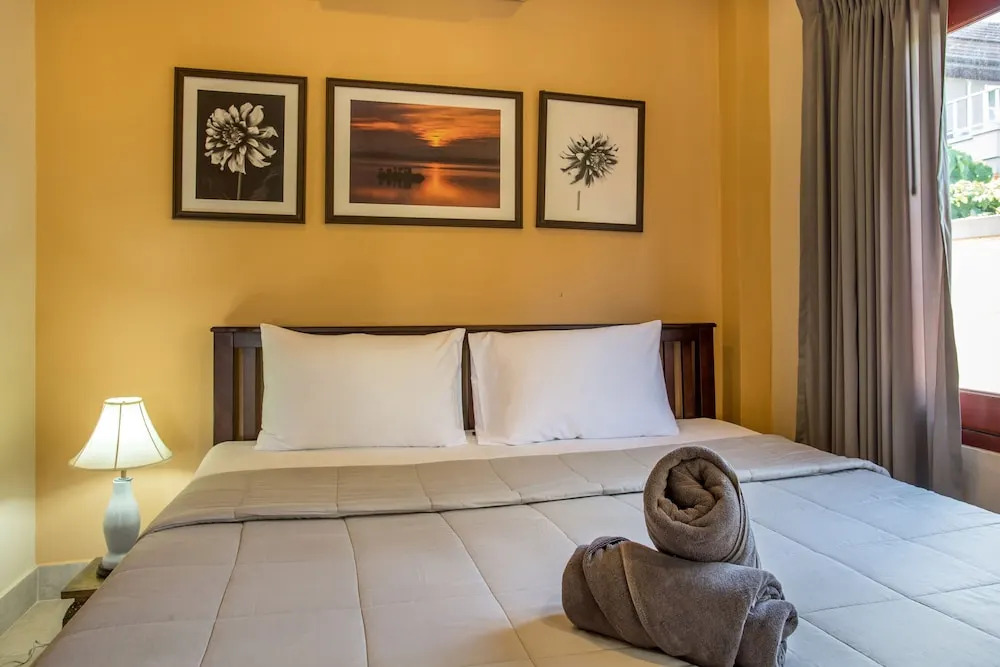 Beautiful 5BR Villa Felicity, Pool & Garden, near Naiharn