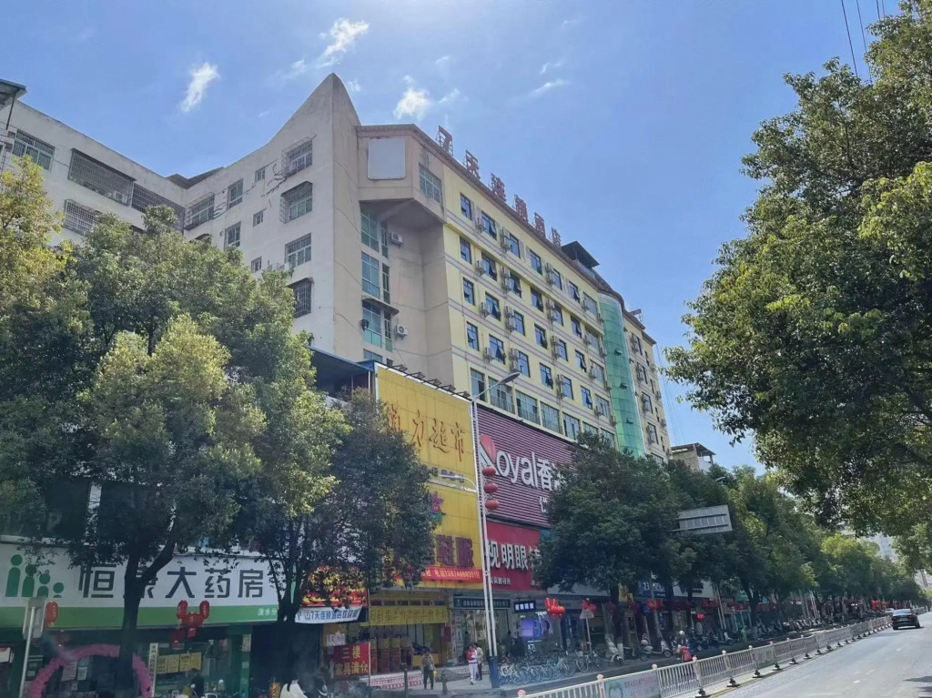 Gelin Qingman Hotel (Dao Xiaoshui Middle Road Commercial Pedestrian Street)