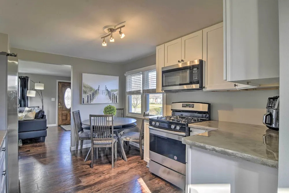 Buffalo Getaway w/ Charcoal Grill & Patio!
