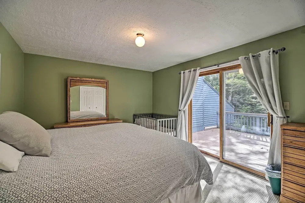 Condo w/ Deck & Grill < 5 Miles to Loon Mountain!