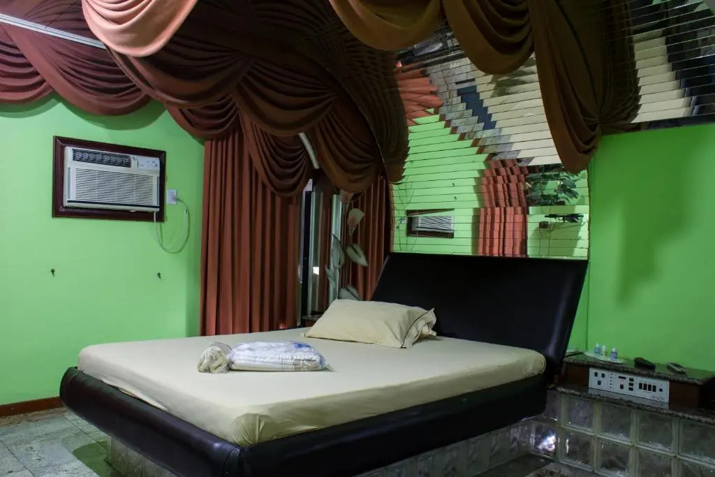 Motel Caricia (Только для взрослых)