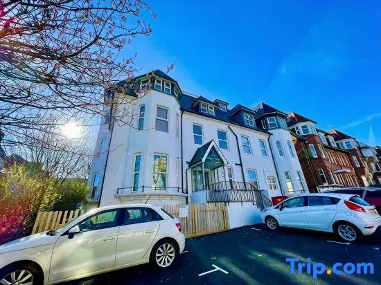 Luxurious 2-Bed Apt w/ Stunning Sea View & Parking