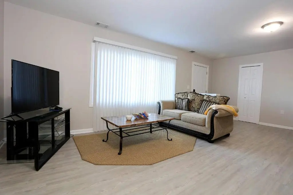 Global Vibe Parlor Renovated Full Kitchen Free Parking