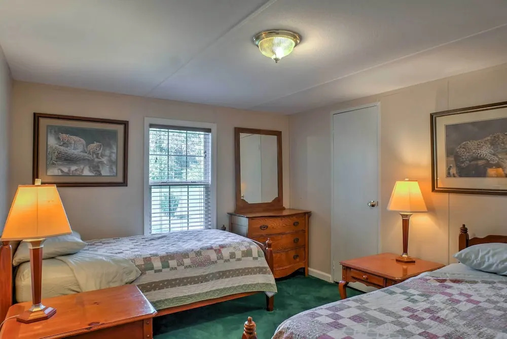 Ooltewah Cabin w/ Grill, Pool Table & Porch!