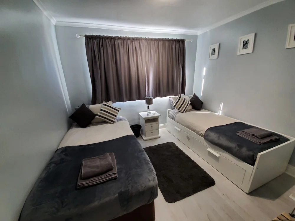 Stylish 3 bed house with Garden Free Parking