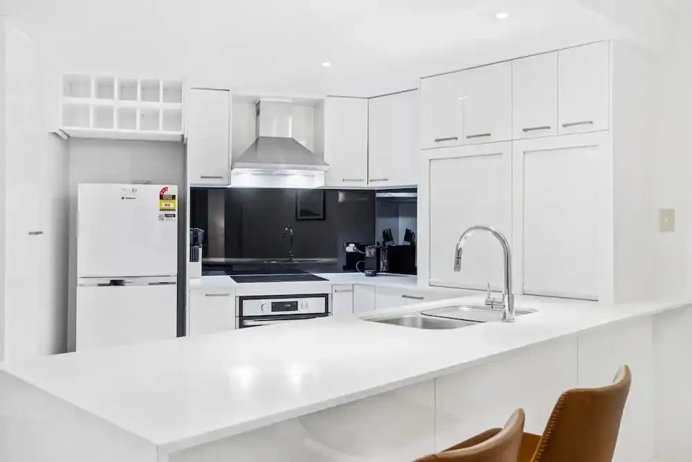 Comfy 2-bed With Pool and Secure Parking