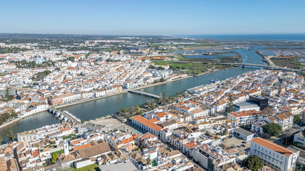 Stylish Townhouse In Tavira Centre, Shared Pool