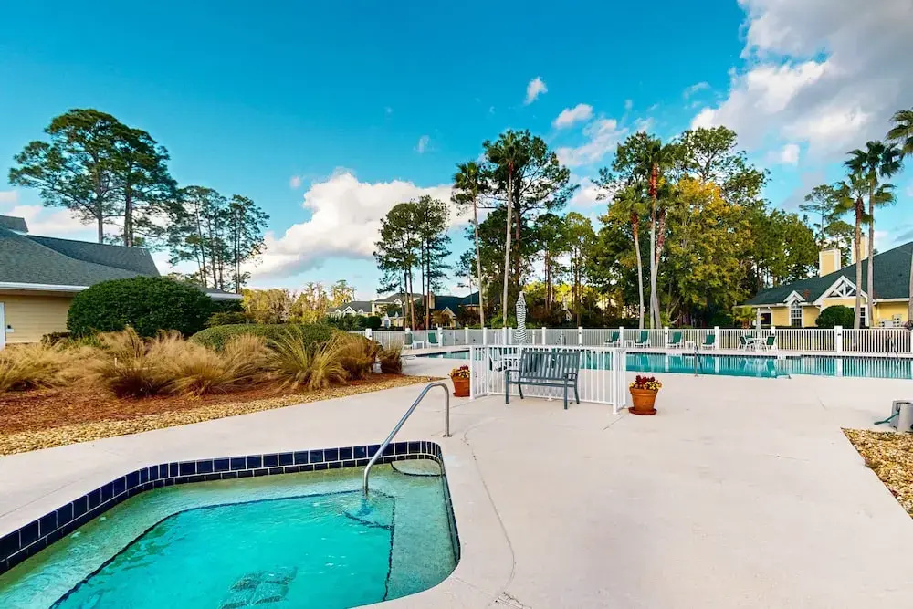 Spacious Condo With Pool, hot tub and Private Washer/dryer
