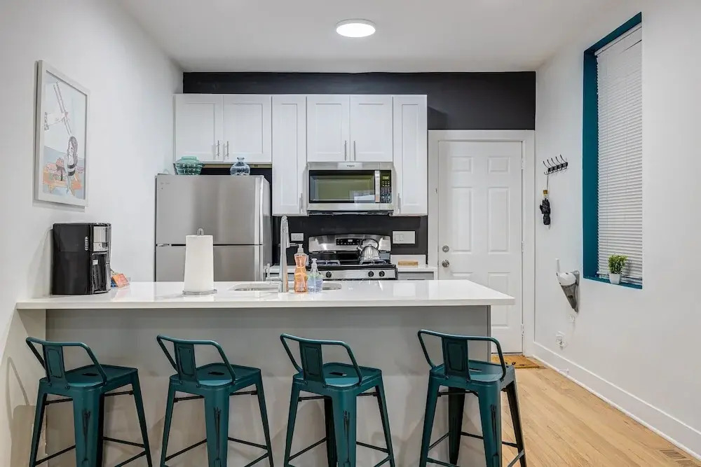 Artsy Chicago Abode: Steps to Shops & Restaurants by AllSet Turnover