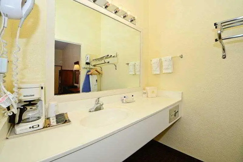 Manchester Heritage Inn & Suites