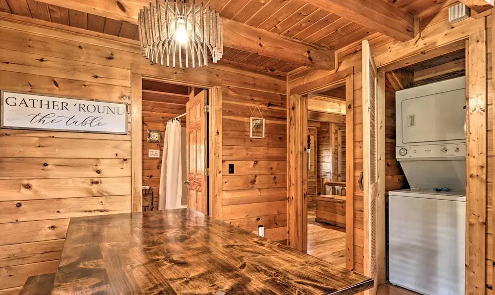 Smoky Mountain Log Cabin: 7 Mi to Gatlinburg!