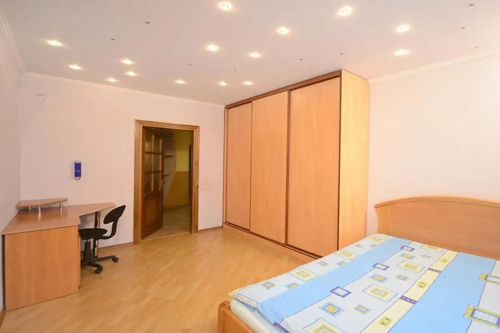 Apartment on Urlivska Street 10a