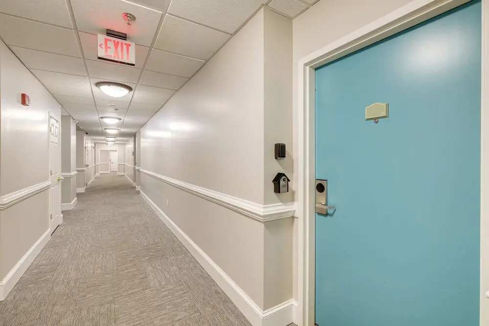 Top-floor Balcony & Serene Views: Huddleston Condo