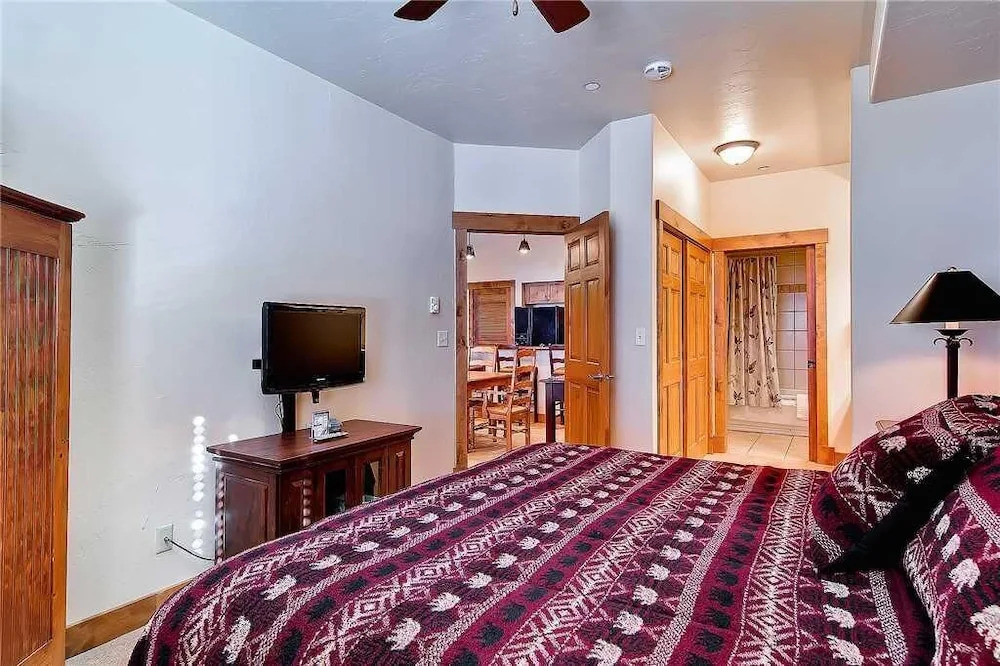 Tl2301 Great Location, Top Floor, Beautiful Decor! Winter Specials!
